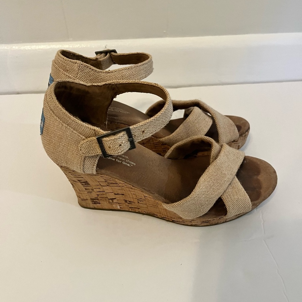 Tom’s size 7.5 wedge sandals